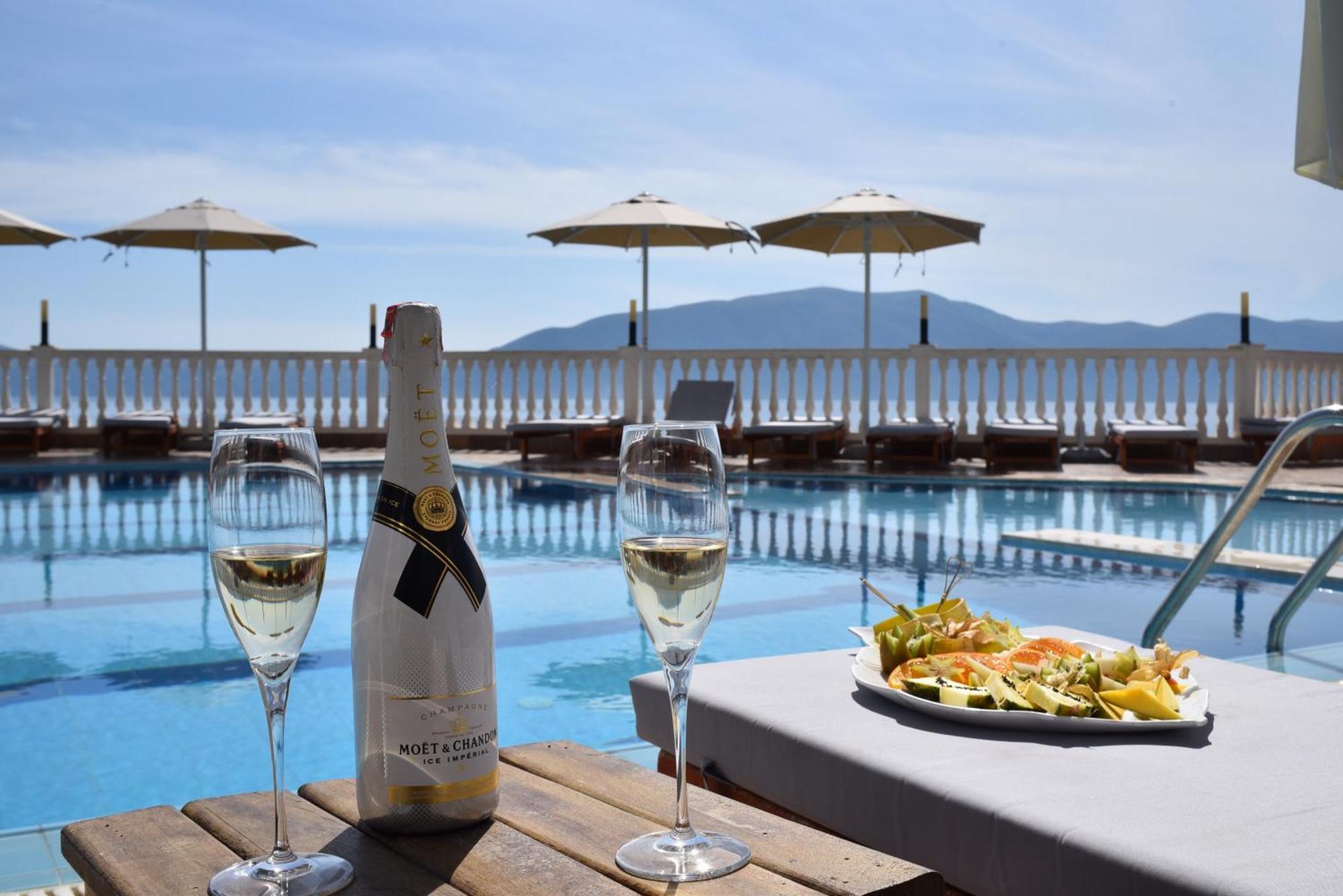 Nuna Hotel Radhimë 외부 사진