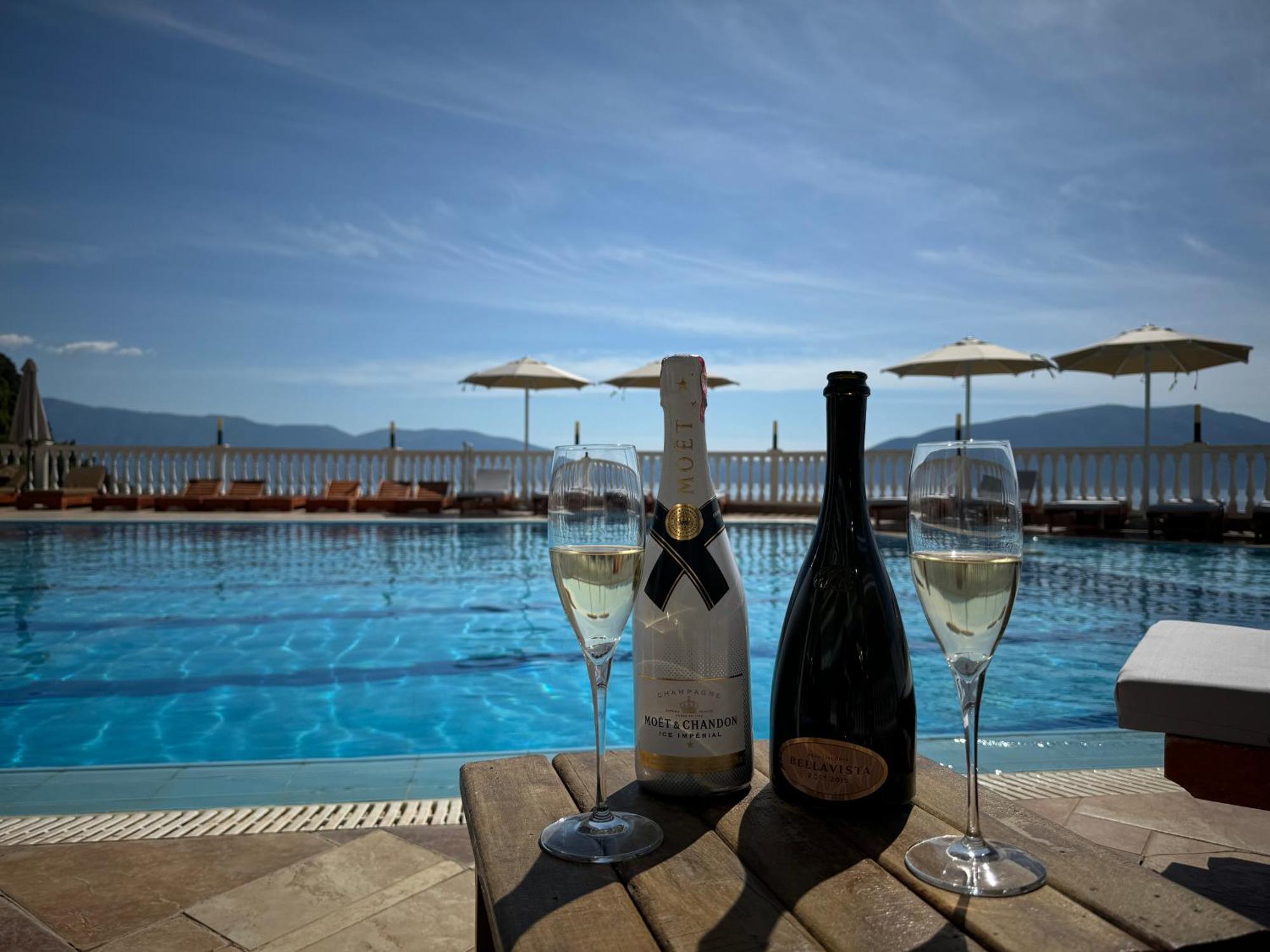 Nuna Hotel Radhimë 외부 사진
